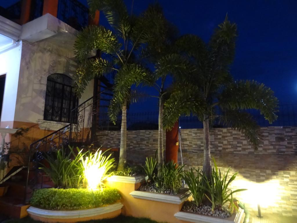 The Executive Villa Inn & Suites Davao Bagian luar foto